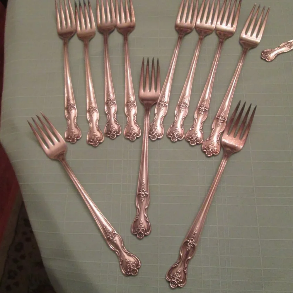 WM ROGERS VINTAGE SILVERWARE SET - Picture 2 of 5